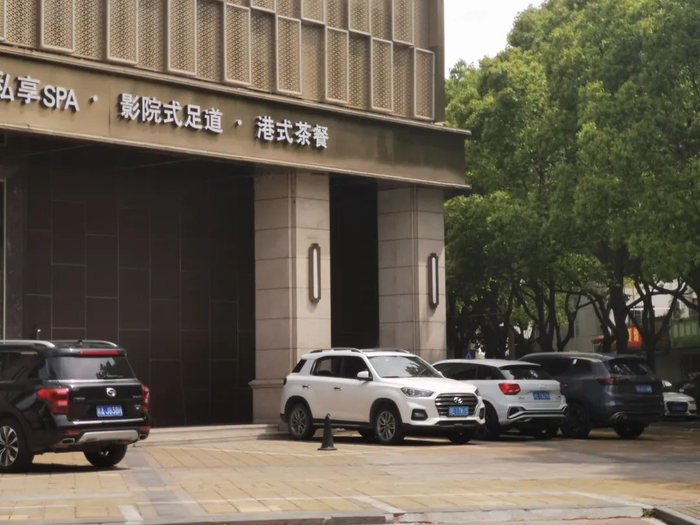 ▲ 轻纺路某足浴店门口也有强占车位现象
