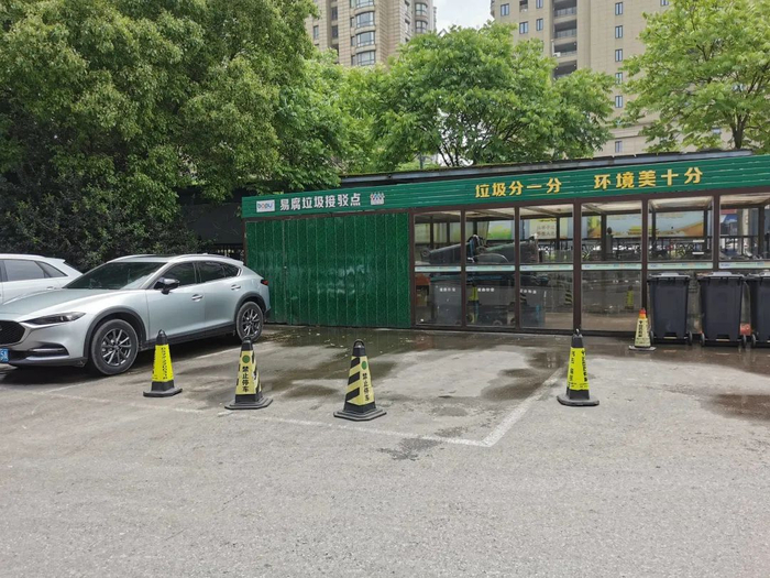 ▲ 人行辅道三个车位也长期被康友足道占用