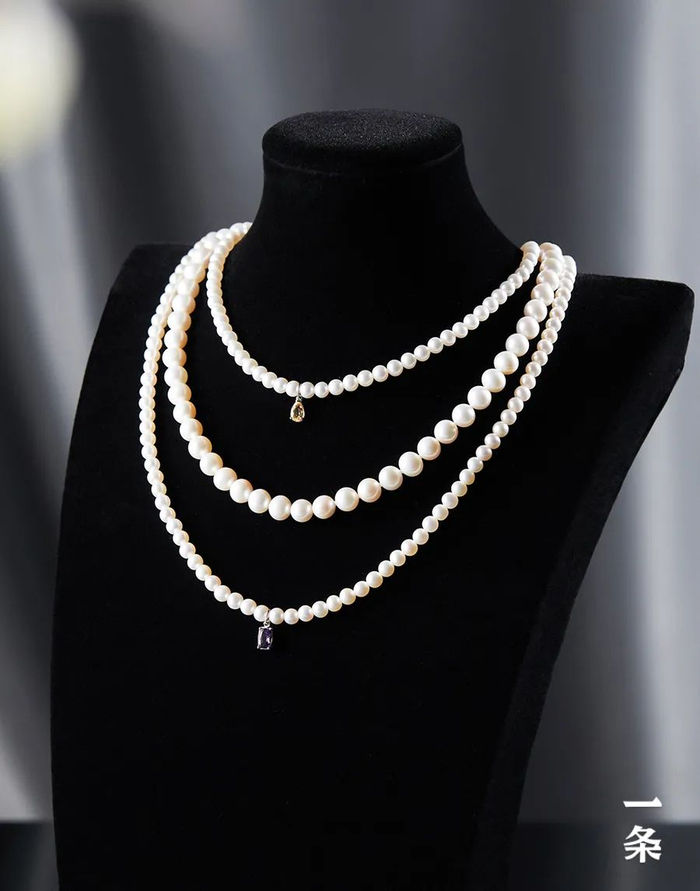 “阮仕珍珠”对品质把控要求很高，每一颗做首饰的珍珠都经过细致挑选，并精心设计款式。