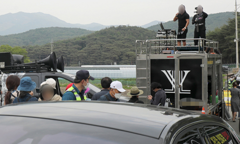 　11日，韩国保守团体在文在寅住所外抗议。 图自韩媒