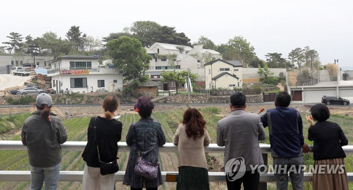韩国民众13日在文在寅私宅对面（图源：韩媒）