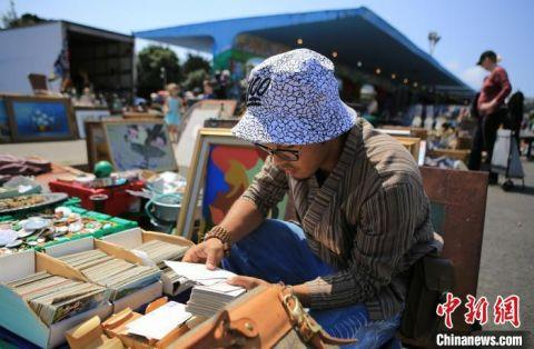 图为武楷斯在美国旧金山跳蚤市场淘货 受访者供图