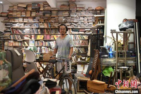 图为武楷斯展示自己收集的自行车 中新社记者陈楚红 摄