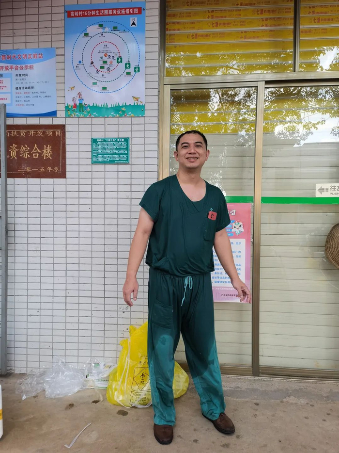 脱下防护服后，一名医护人员全身湿透