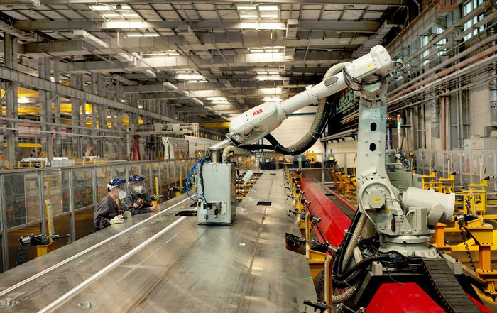 中车唐山机车车辆有限公司高速动车组铝合金车体数字化生产线上，打磨机器人正在进行打磨。吴可超摄