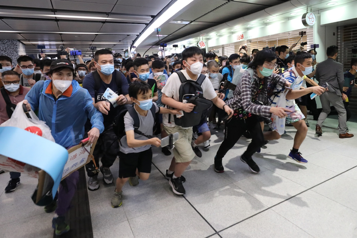 15日清晨，大批铁路迷“抢乘”东铁线过海段头班车 图源：“点新闻”