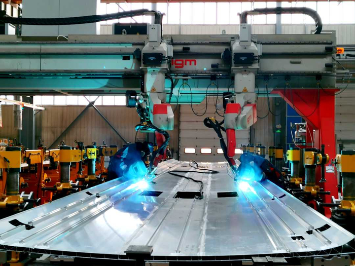 中车唐山机车车辆有限公司高速动车组铝合金车体数字化生产线上，焊接机器人正在进行焊接。吴可超摄