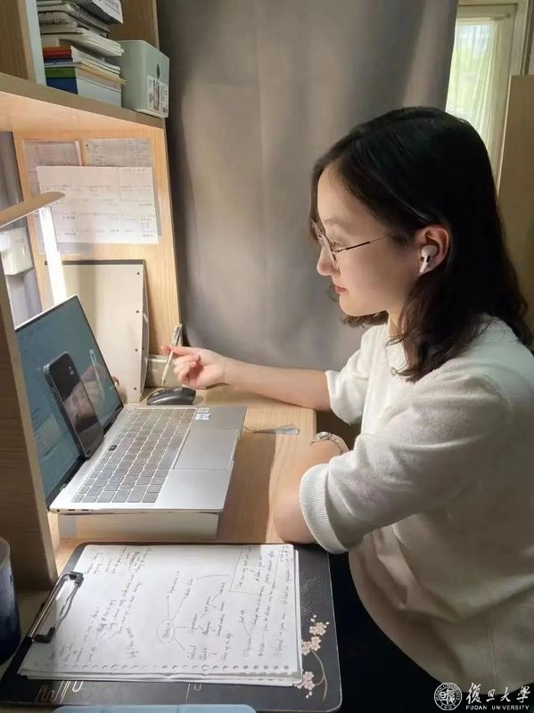 杨康绮在宿舍备赛