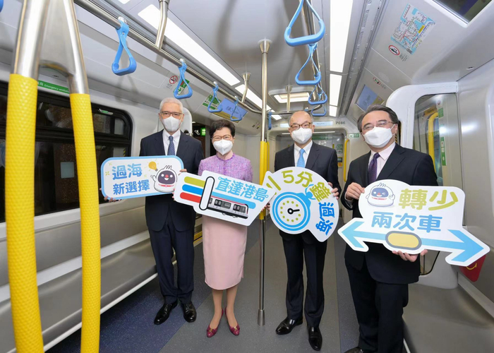 林郑月娥（左二）等14日率先体验东铁线过海段，由红磡站乘至新设的会展站 图源：香港特区政府新闻网