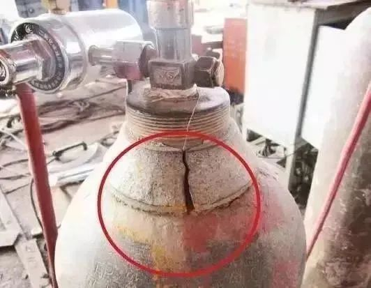 ▲CO2气瓶颈破裂，钢印模糊不清，怀疑使用残废瓶，可能造成容器爆炸事故。