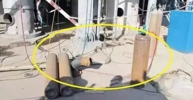 ▲气瓶无防护圈，瓶间距应小于5米，无防倒设置，气线颜色混乱。