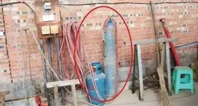 ▲氧气瓶胶管和液压罐胶管未区分，采用同一种胶管，两瓶之间安全距离不足，可能造成火灾，容器爆炸事故。