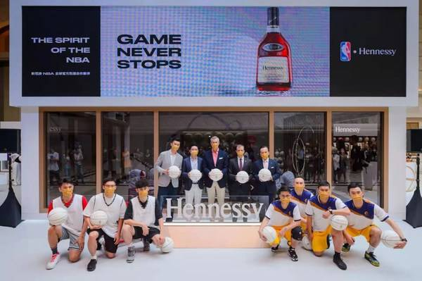 　　一众“澳門銀河”管理层及轩尼诗代表与“澳門銀河”篮球队及“澳门黑熊”篮球队合照