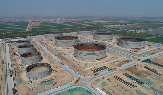 ▲4月20日，山东东营牛庄镇，新建胜利油田东营原油库项目正在紧张有序施工。图/IC photo