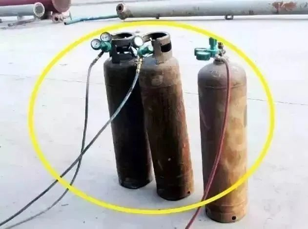 ▲气瓶无防护圈，无防倒设置，瓶体颜色缺失，同一种气瓶管线颜色不同。