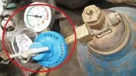 ▲氧气减压器失效破裂，可能造成氧气胶管爆裂，发生火灾事故。