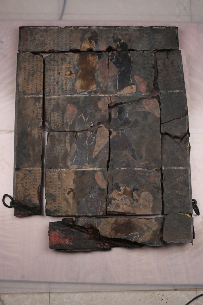 　　孔子衣镜正面（图片来源：江西省文物考古研究院 ）