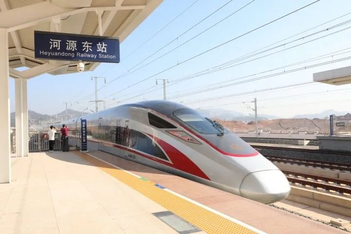 高铁列车驶入河源东站