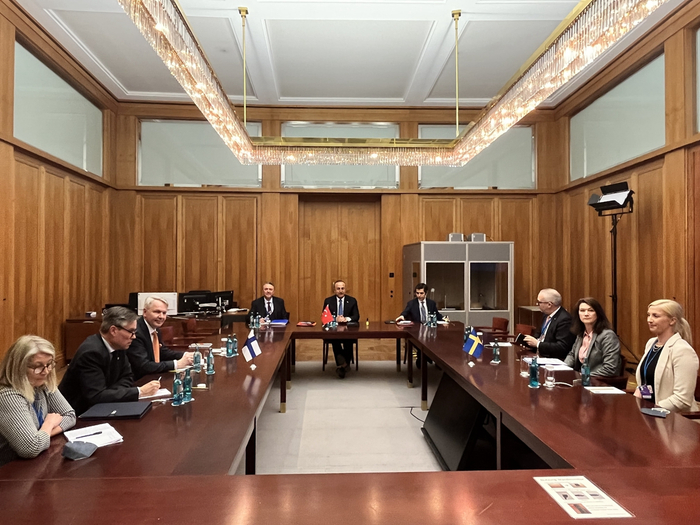 5月14日，德国柏林，土耳其外长恰武什奥卢同芬兰、瑞典两国外长举行了会晤，就这两国加入北约交换意见。图自澎湃影像