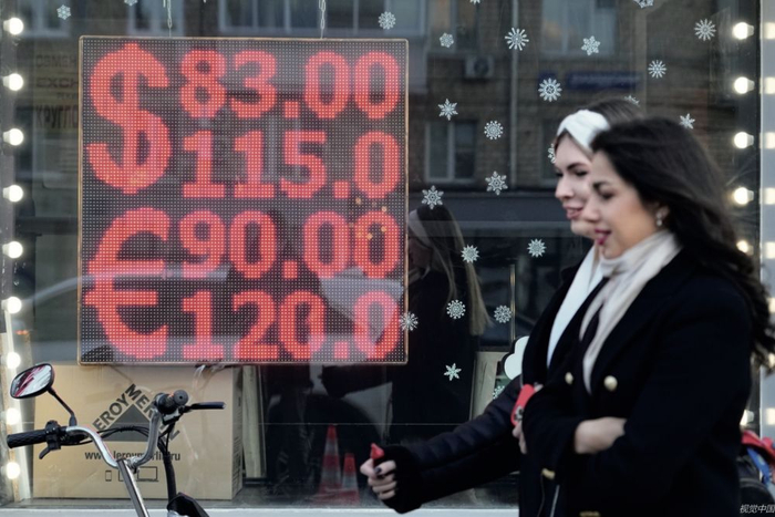 当地时间2022年2月28日，俄罗斯首都莫斯科，民众走在外汇交易所的屏幕前。