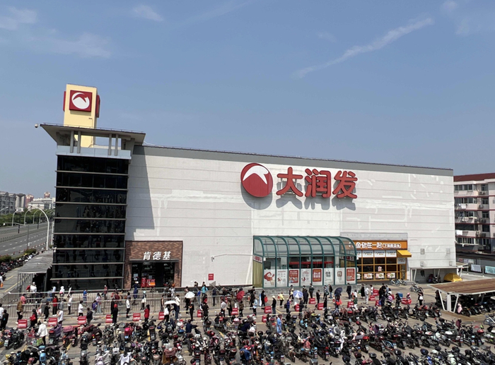 5月16日早上，上海大润发松江店门口，消费者正在排队进场