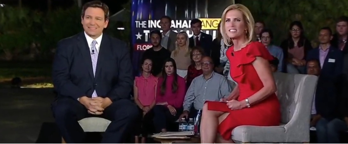 佛罗里达州州长罗恩·德桑蒂斯（左）参加劳拉·英格拉姆（右）主持发节目 视频截图