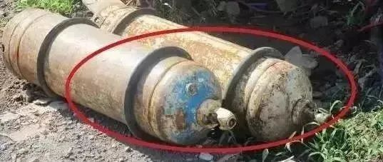 ▲乙炔瓶未保持直立储存，在太阳下暴晒。可能造成火灾、容器爆炸事故。