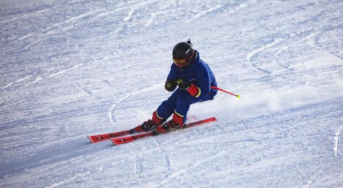 　　▲ 郭建林滑雪图片,来源于新京报