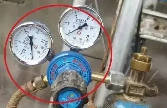 ▲氧气减压器压力表未校验，氧气胶管胶皮剥落，胶管扎头未采用标准管夹，可能造成火灾、容器爆炸事故。