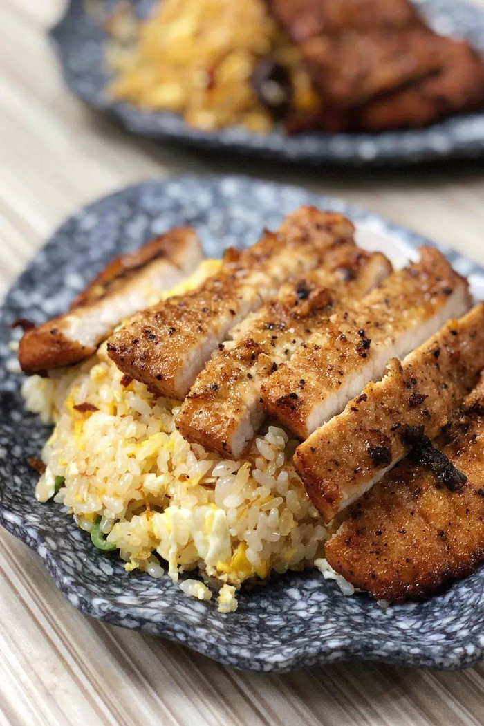 炒饭，可以很婉约，更可以很霸气。图 / unsplash.com  摄影 / Jonathan Lim