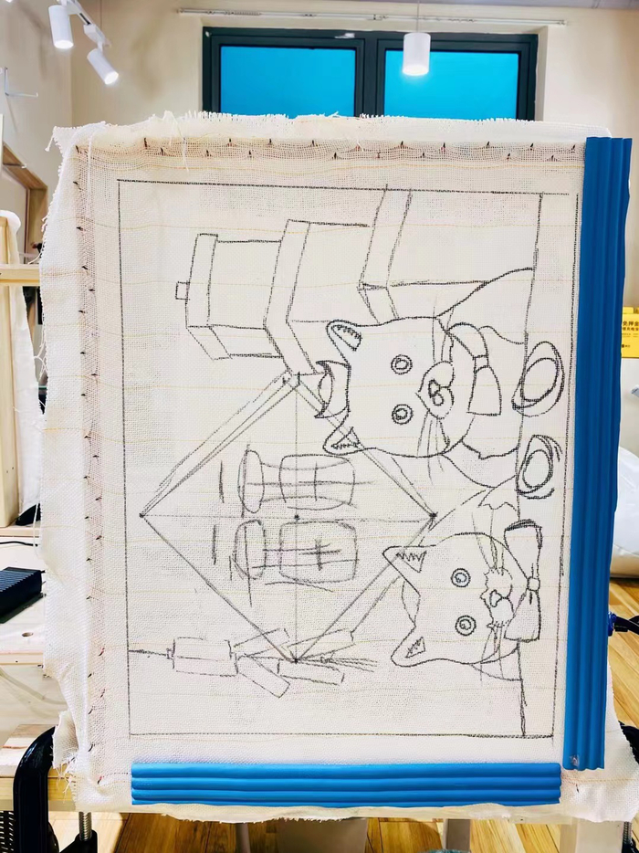 记者选好毛毛毯图案后，店员用投影仪将图案投在布上，并用黑笔描边。摄/新京报贝壳财经记者&nbsp;林子