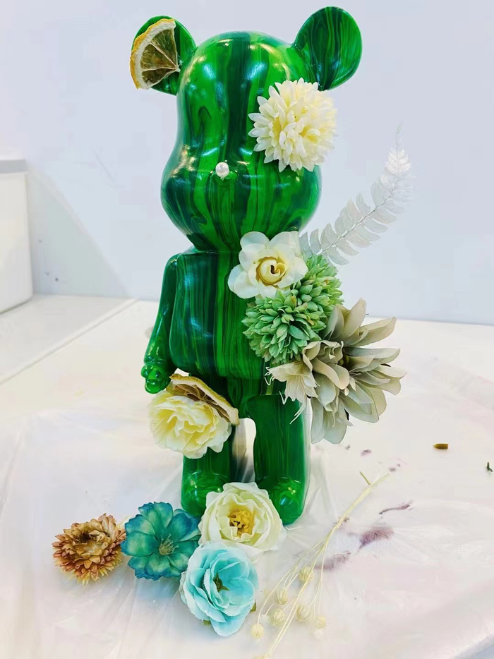 记者体验制作暴力熊，塑料花装饰需要额外收费。摄/新京报贝壳财经记者&nbsp;林子