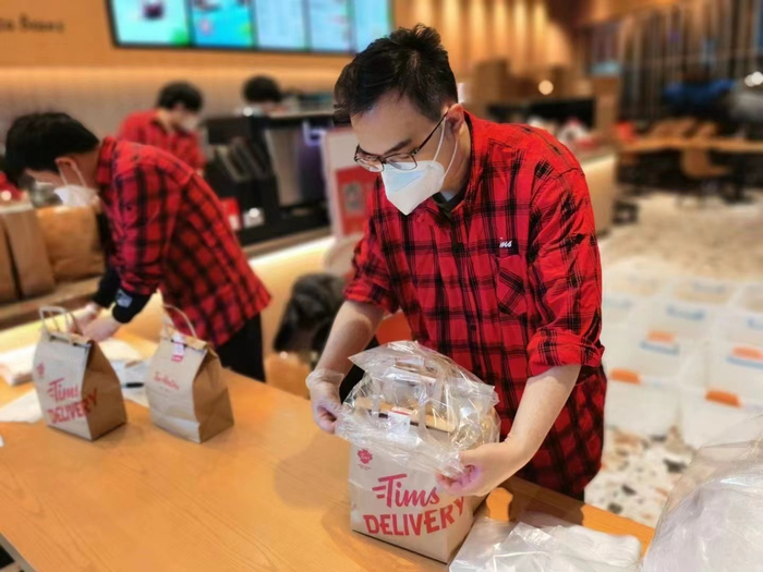 Tims咖啡的员工担起了实质上的“团长助理”职责 图片来源：企业供图