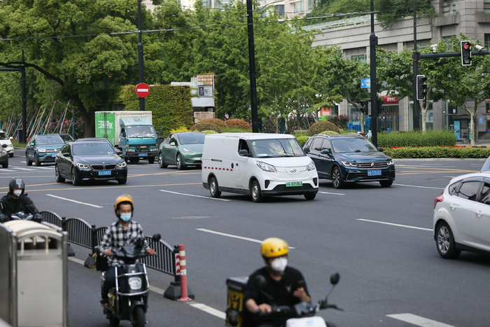 5月17日，上海徐家汇街头。 图片来源：新华社