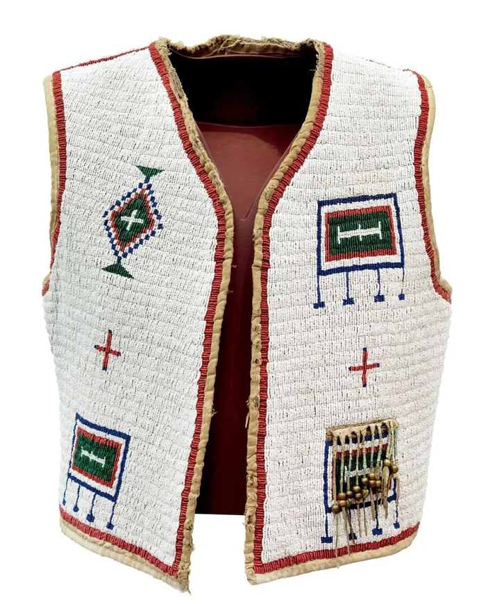 缀珠马甲，北美原住民拉科塔人的文物。图/格拉斯哥博物馆