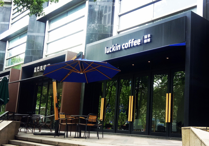 星巴克和瑞幸咖啡门店 图片来源：每日经济新闻 刘国梅 摄