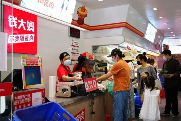 　　疫情期间，钱大妈在客流、订单激增的情况下保证门店供应达到安全、卫生的标准