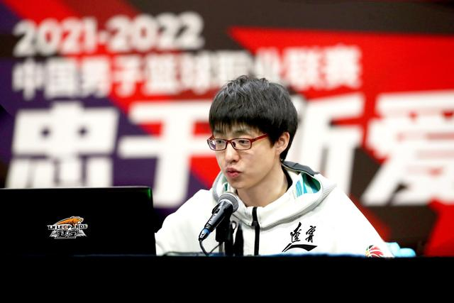 MC梁佳烁两次见证家乡球队辽宁男篮捧起至尊鼎。  受访者供图