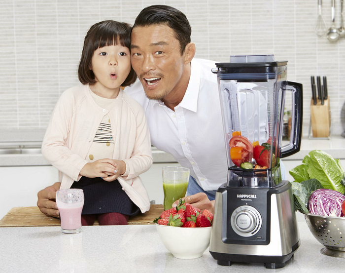 　　HAPPYCALL代言人：秋成勋及女儿小爱