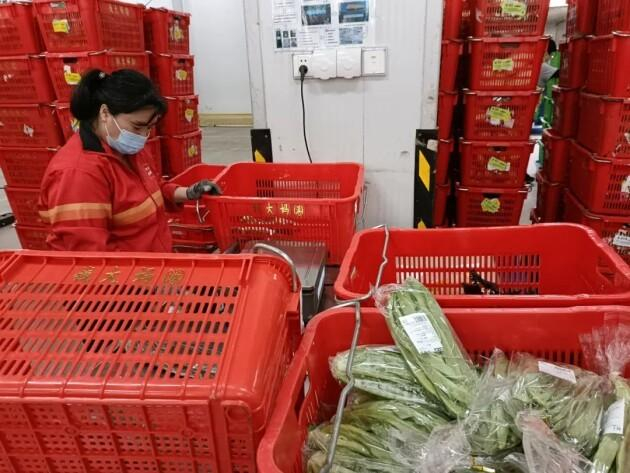 　　晚班工人一般是下午五点上班，凌晨两点下班，在疫情期间工时还要更长