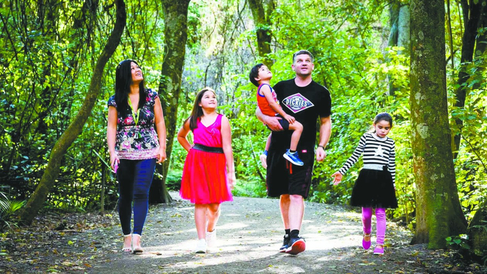 新西兰人享受步道行走。