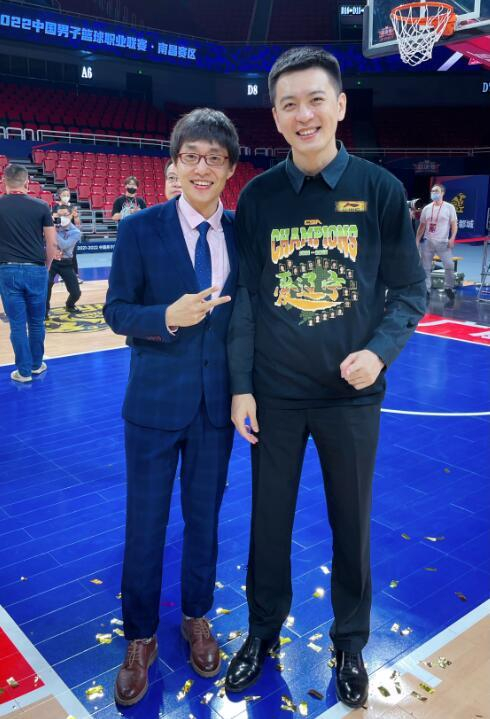 4月26日，辽宁队夺冠后，主帅杨鸣与梁佳烁合影。  受访者供图