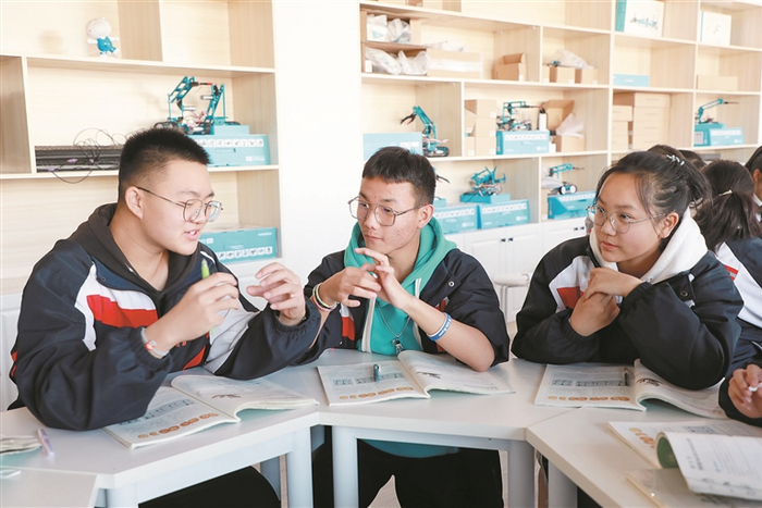     塔里木高级中学学生正分组讨论生物课的学习内容（资料图片）。张大松  摄