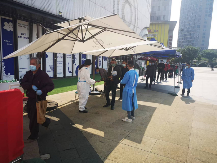 永辉超市松江万达店，顾客正在排队进入门店。 图片来源：受访企业供图