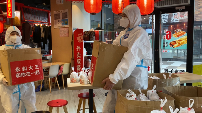 正在进行线下送餐分拣的永和豆浆大王工作人员。 图片来源：受访企业供图