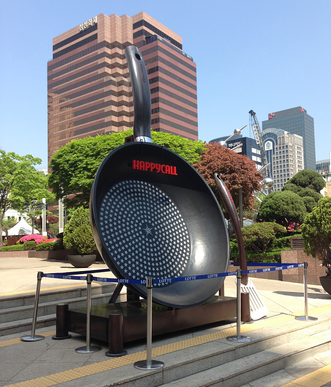 　　韩国高端商场门口HAPPYCALL钻石锅形象