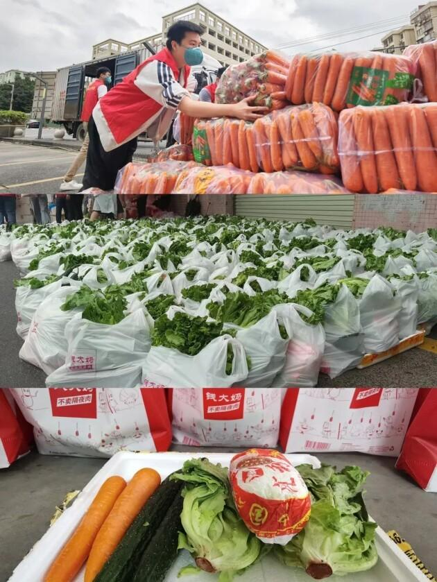 　　志愿者将胡萝卜、生菜、黄心白、青瓜四个单品分拣后打包送到封管控区居民手上