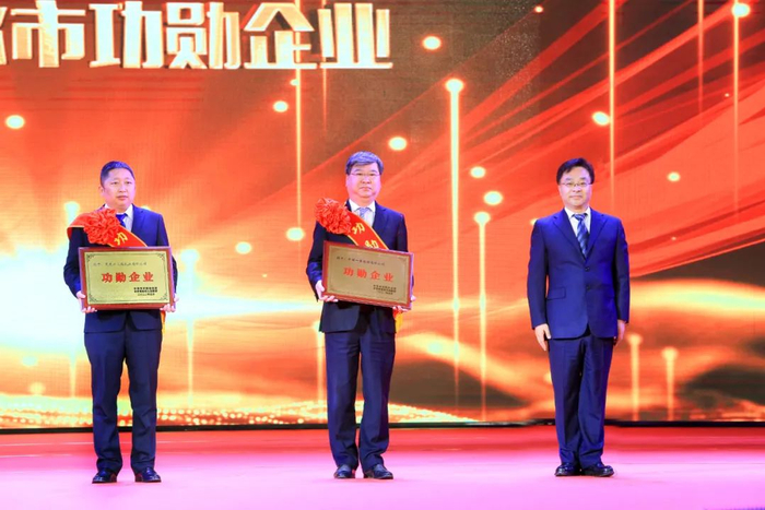 ▲市委副书记、市长沈宏宇为功勋企业颁奖