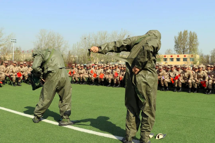 ▲学兵进行防化服穿戴展示