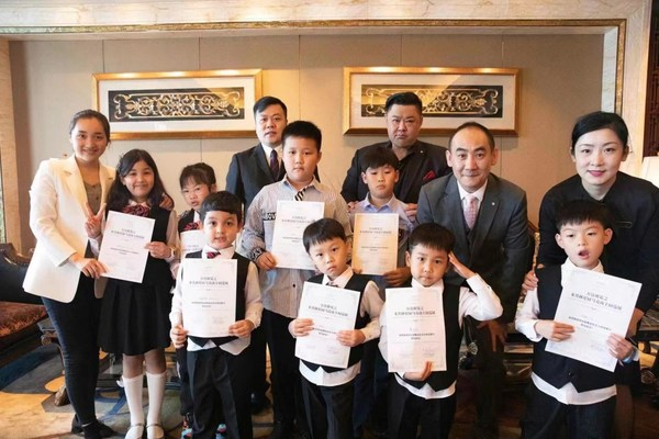 　　颁发“星厨餐桌礼仪小明星”证书